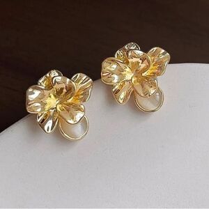 Gold Floral Stud Earrings M471